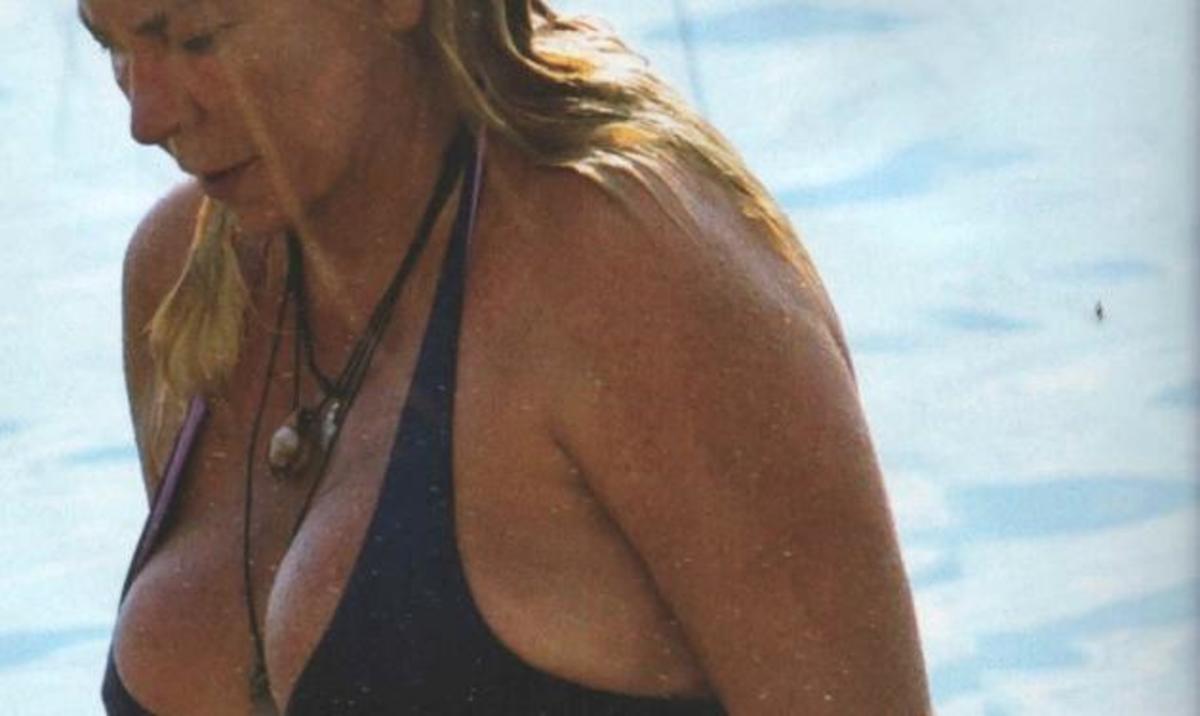 Η Δήμητρα Παπανδρέου με μαγιό σε παραλία της Ψάθας