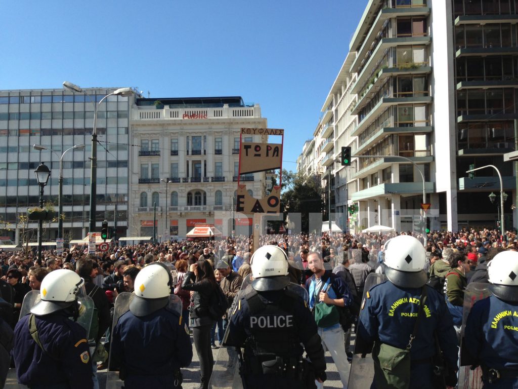 “Μπλόκο” των ΜΑΤ στη Β. Γεωργίου για να μην περάσουν οι διαδηλωτές προς τη Βουλή – Σε εξέλιξη τα απεργιακά συλλαλητήρια