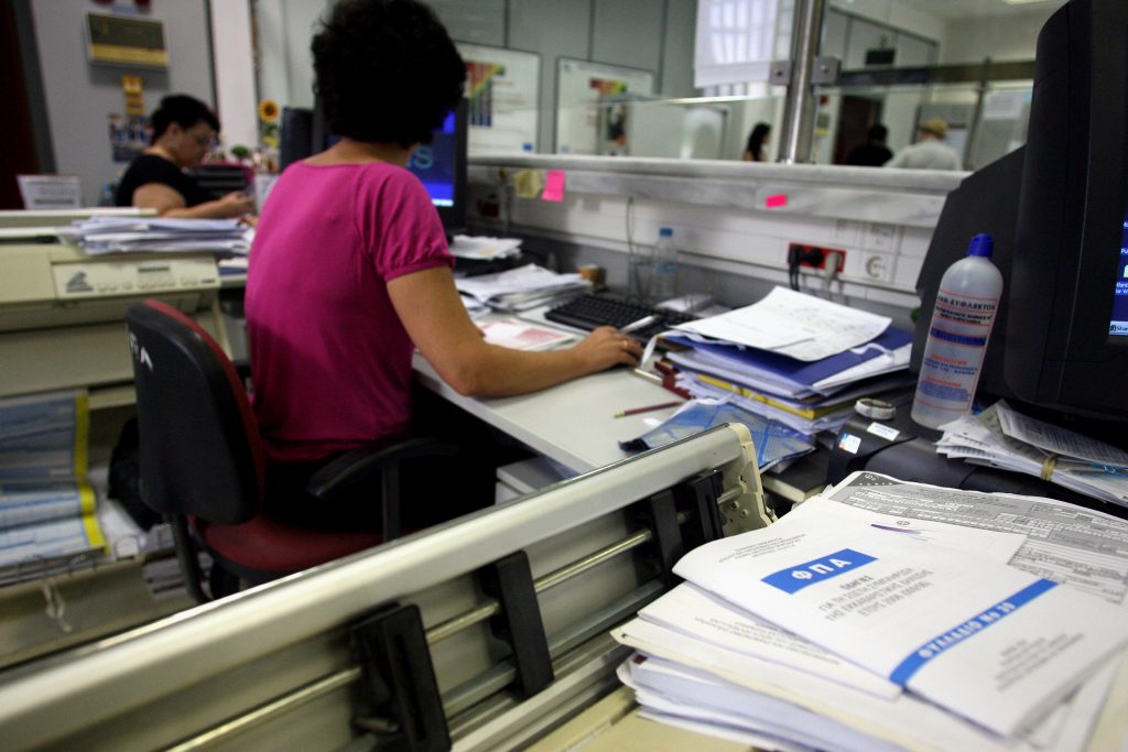 Η τρόικα επιμένει για απολύσεις στο Δημόσιο – 15.000 διαθεσιμότητες προτείνει το υπ. οικονομικών