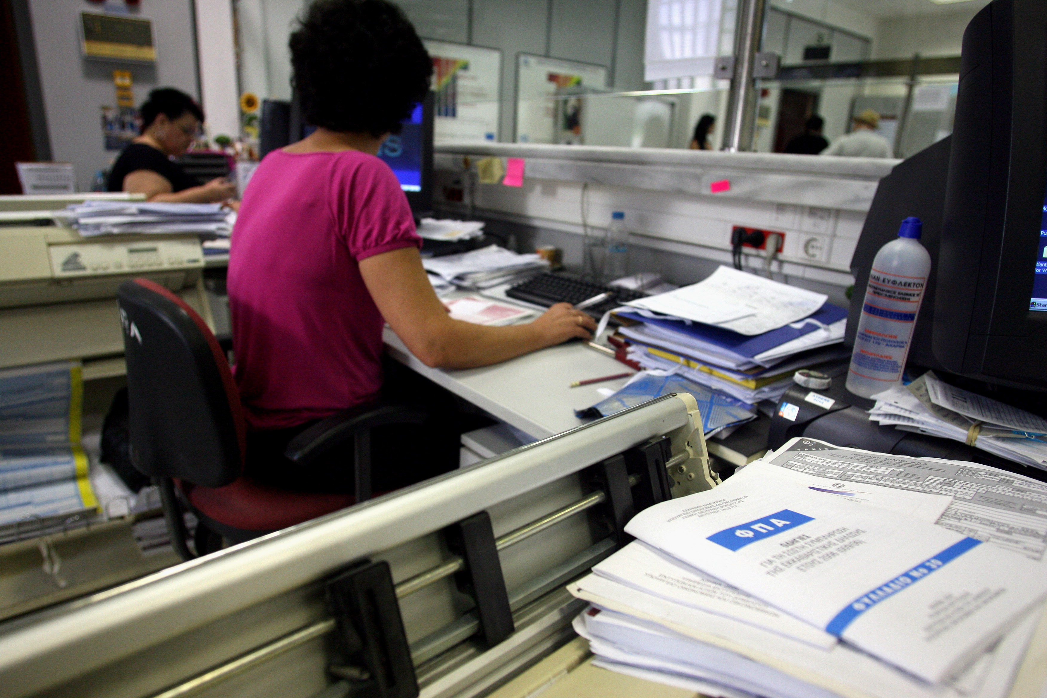 Παράταση για την αποχώρηση 2.000 δημοσίων υπαλλήλων δίνει η τρόικα