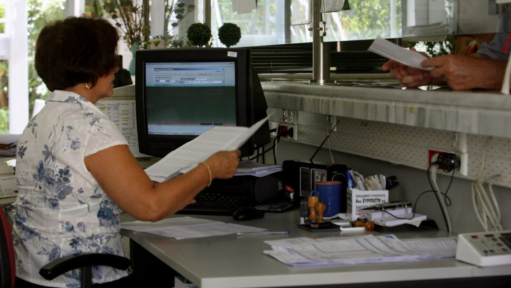 Σκληρό μπρα ντε φερ με την τρόικα – Απαιτούν απολύσεις και στο στενό δημόσιο τομέα