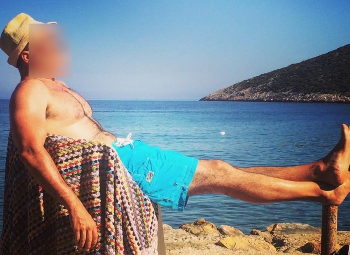 Ποιος δημοσιογράφος κάθεται αραχτός κάτω από τον ήλιο;