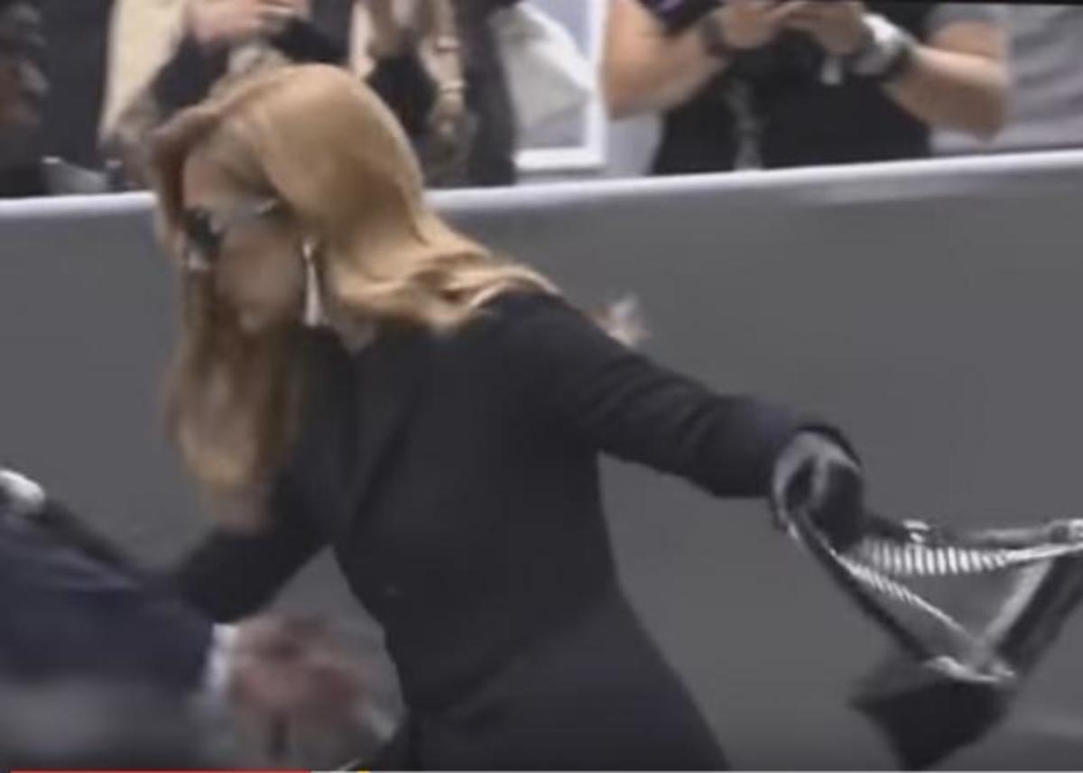 Πανικός! Πήγε να σωριαστεί στο κόκκινο χαλί η Celine Dion – Video