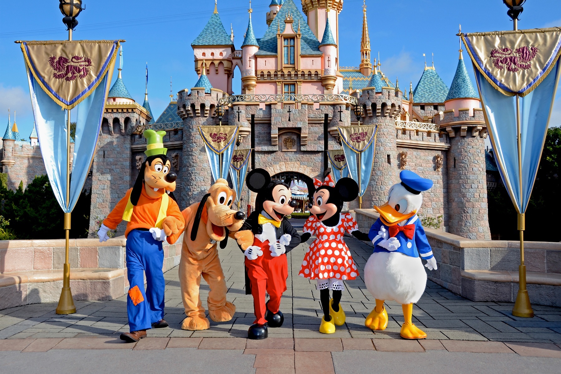 Η Disneyland φοράει φουστανέλα και γιορτάζει με καλαματιανό και φαγητά από γνωστή μας σεφ!