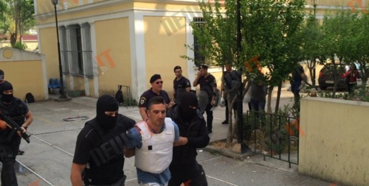 “Ληστές του Διστόμου”: Ο Δραβίλας έκανε βόλτες με τη… Jaguar στο Βόλο!