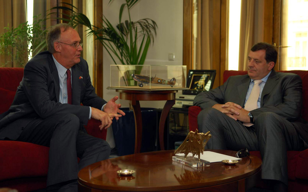 Ο Μίλοραντ Ντόντικ σε παλαιότερη συνάντησή του με τον πρώην υφυπουργό Εξωτερικών Πέτρο Δούκα - ΦΩΤΟ ΑΡΧΕΙΟΥ EUROKINISSI