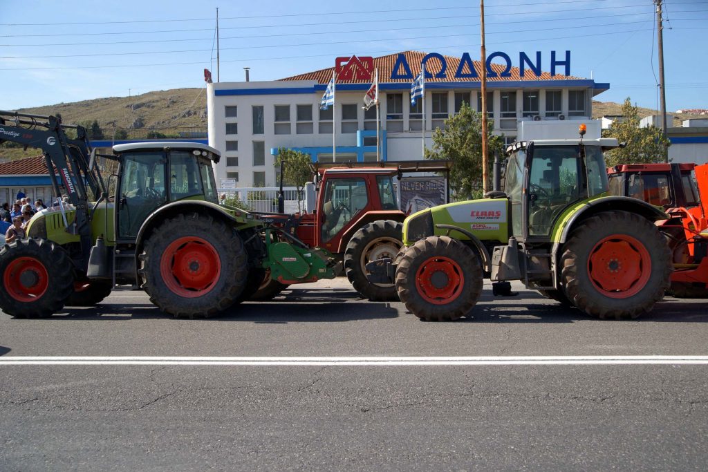 Σοβαρά επεισόδια στη γαλακτοβιομηχανία Δωδώνη – Μήνυσαν τον βουλευτή Κασσή ότι έσπασε την πόρτα και έβρισε τα Θεία – Τι απαντά στο NewsIt o βουλευτής