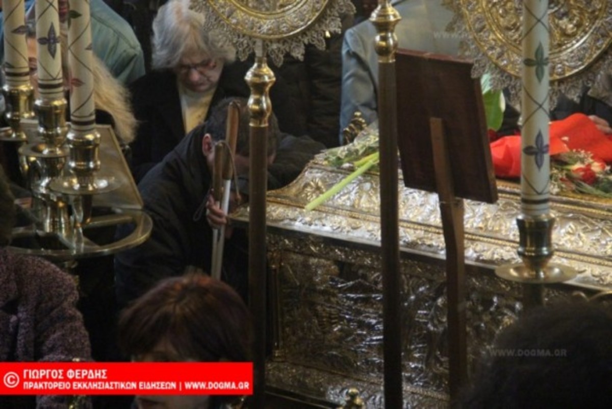 Ουρές πιστών για να προσκυνήσουν τον ταπεινό ιερέα της Αθήνας