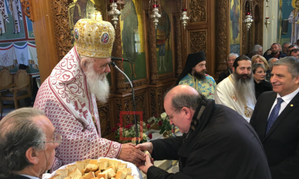 Η αλήθεια πίσω από τη viral φωτογραφία του Φίλη και το αντίδωρο