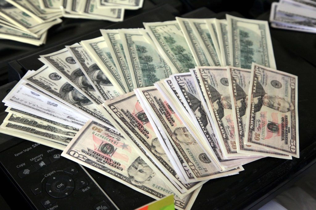 Eύβοια: Aπάτη με 17 χιλιάδες πλαστά δολάρια σε… δόσεις!