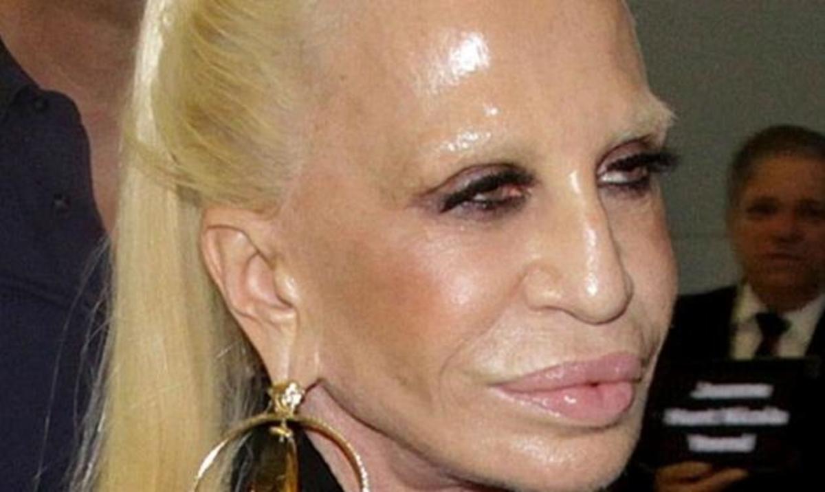 Δείτε το τρομακτικό… πρόσωπο της Donatella Versace!