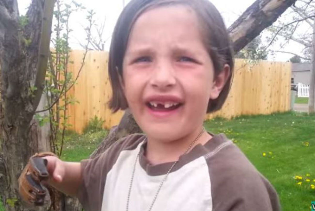 Ο πρωτότυπος τρόπος που βρήκε ένας μικρός για να βγάλει το δόντι του- Δείτε που το έδεσε (βίντεο)
