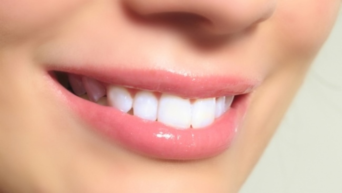 Πώς θα απαλλαγείτε από την πλάκα στα δόντια χωρίς επίσκεψη στον οδοντίατρο