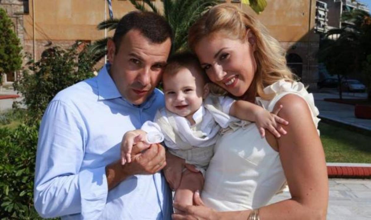 H Ντόρα Κουτροκόη βάφτισε τον γιο της! Φωτογραφίες