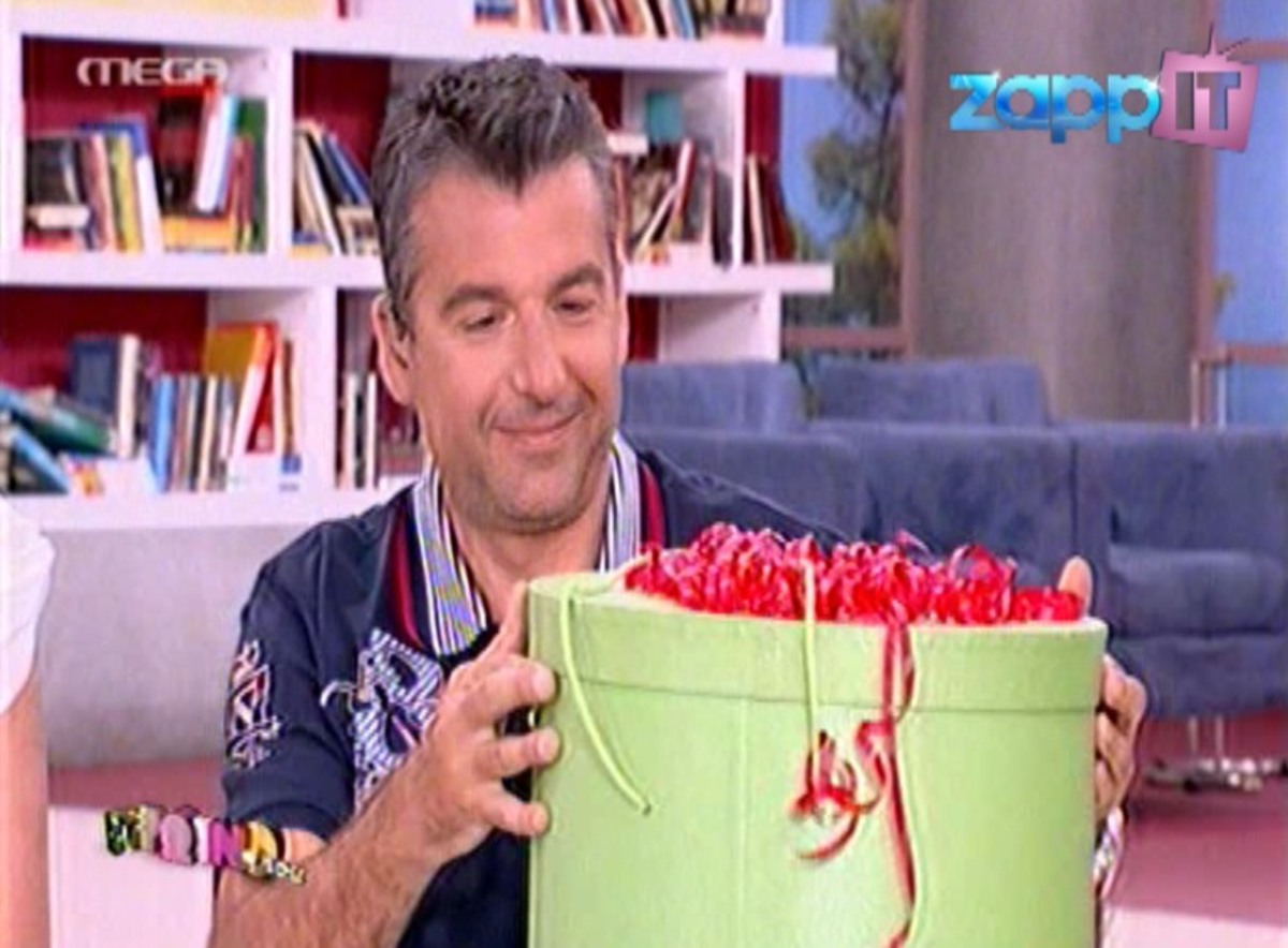 Ο Γιώργος Λιάγκας ανοίγει το δώρο του