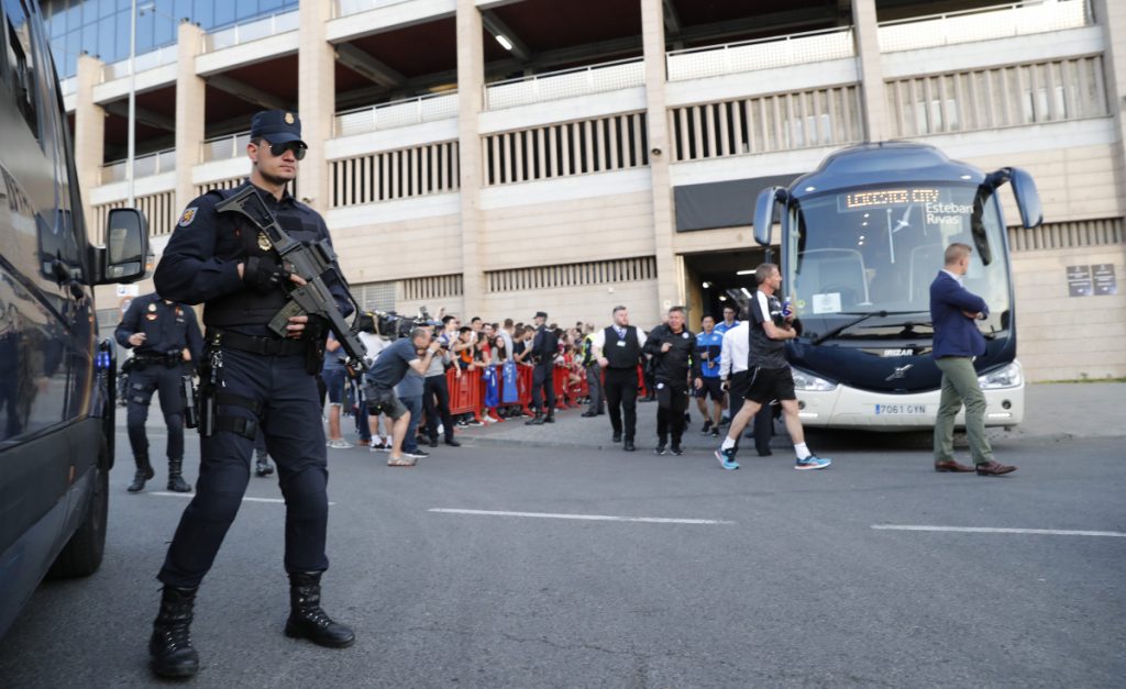 Συνέλαβαν ύποπτο για τις εκρήξεις στο πούλμαν της Ντόρτμουντ – Καρφιά περιείχαν οι βόμβες!