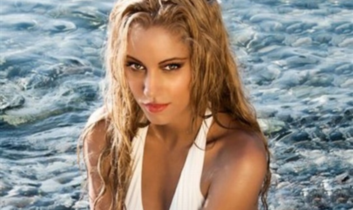 Δούκισσα Νομικού: Νέα σέξι πόζα στη θάλασσα!