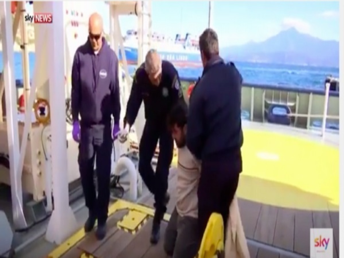 Ο υπουργός Ναυτιλιας ενοχλήθηκε επειδή ο Τούρκος δουλέμπορος είδε τα θύματά του!