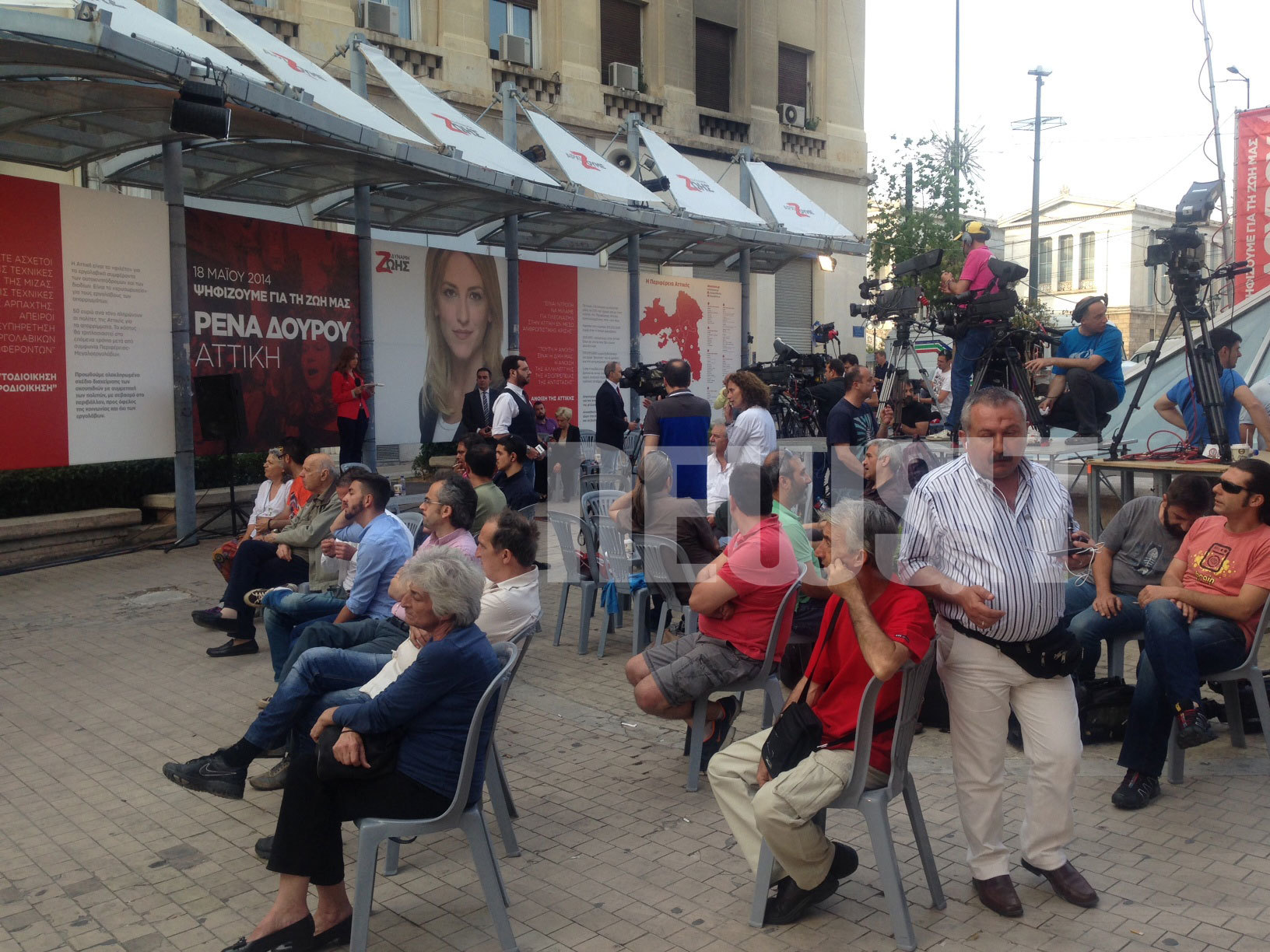 Περιφερειακές εκλογές: Χαμηλοί τόνοι στο εκλογικό κέντρο της Ρένας Δούρου