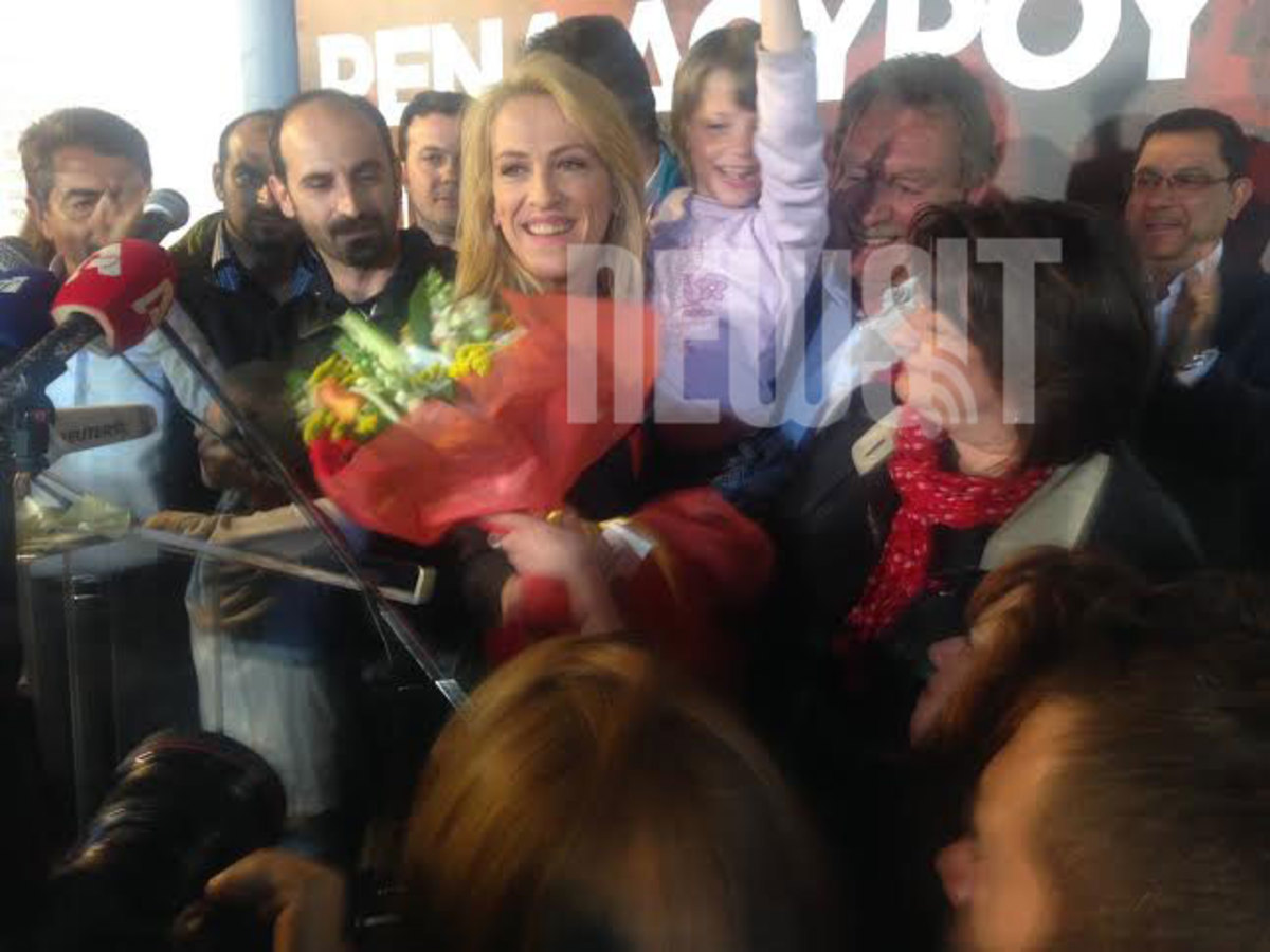 Η Ρένα Δούρου αγκαλιά με λιλιπούτειο θαυμαστή της (ΦΩΤΟ)