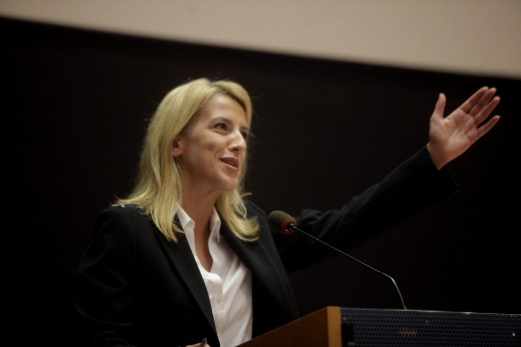 Ευτυχώς που υπάρχει η Ρένα Δούρου και δεν θα πούμε το νερό νεράκι…