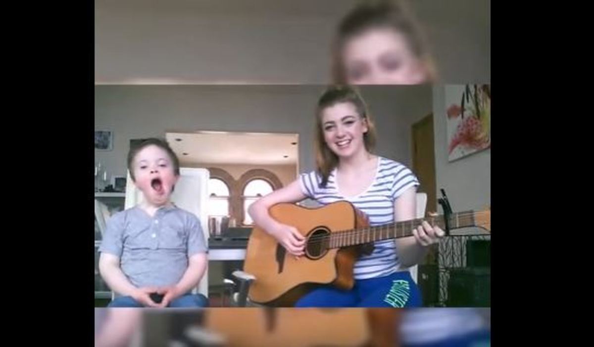 Συγκινητικό βίντεο κοπέλας που τραγουδά με τον αδερφό της που πάσχει από Σύνδρομο Down [vid]