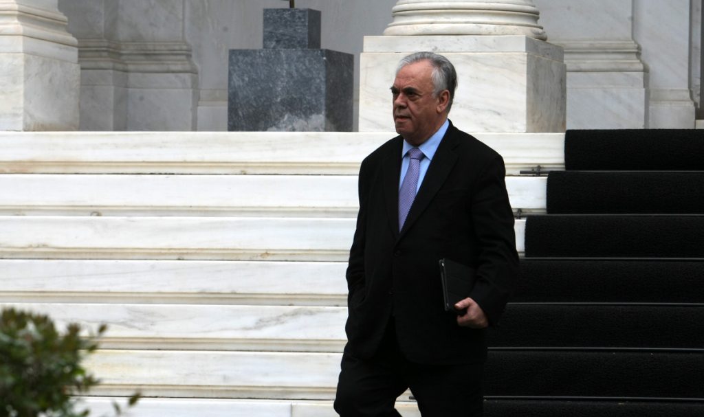 Διαψεύδει ο Δραγασάκης ότι “τρώει” τον Βαρουφάκη στο σημερινό Eurogroup