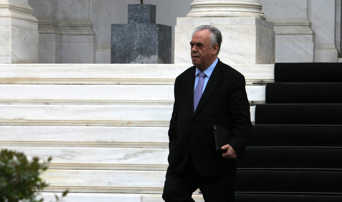 Διαψεύδει ο Δραγασάκης ότι “τρώει” τον Βαρουφάκη στο σημερινό Eurogroup