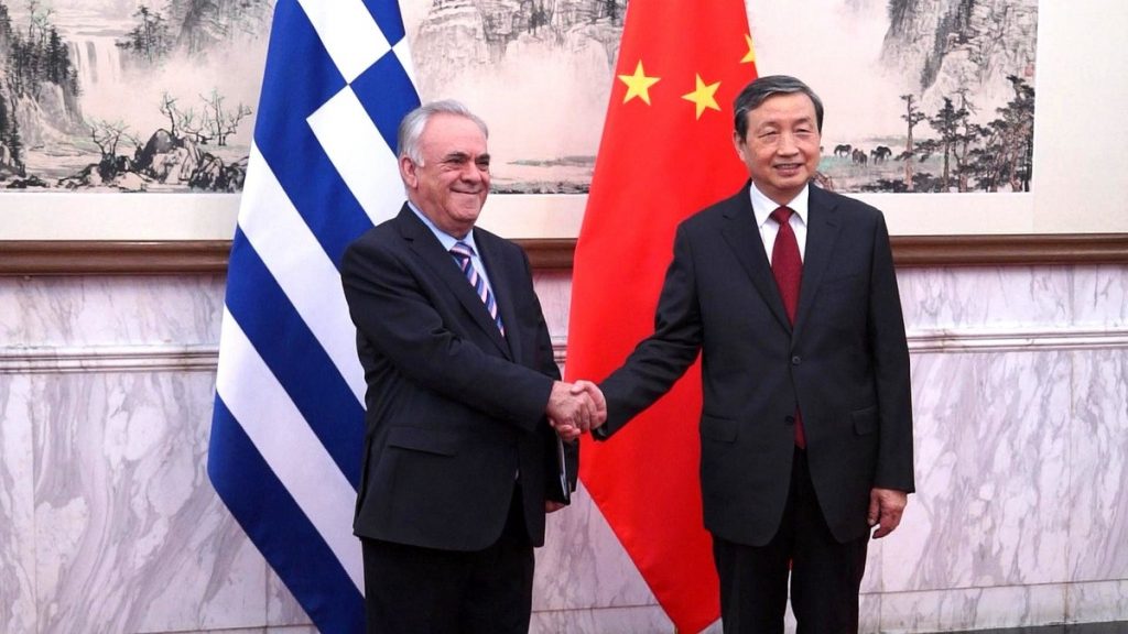 Ο Δραγασάκης κάλεσε την Κίνα να επισκευάζει τα πλοία της στην Ελλάδα