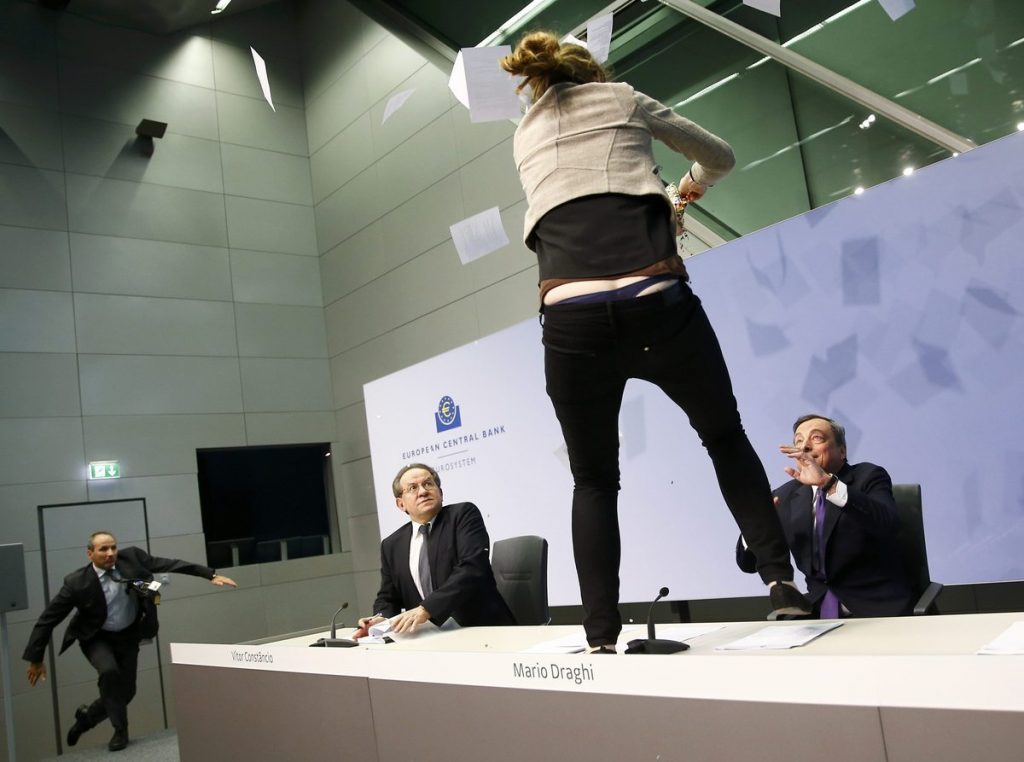Η ντυμένη Femen που όρμηξε και λαχτάρησε τον Ντράγκι! ΦΩΤΟ και ΒΙΝΤΕΟ