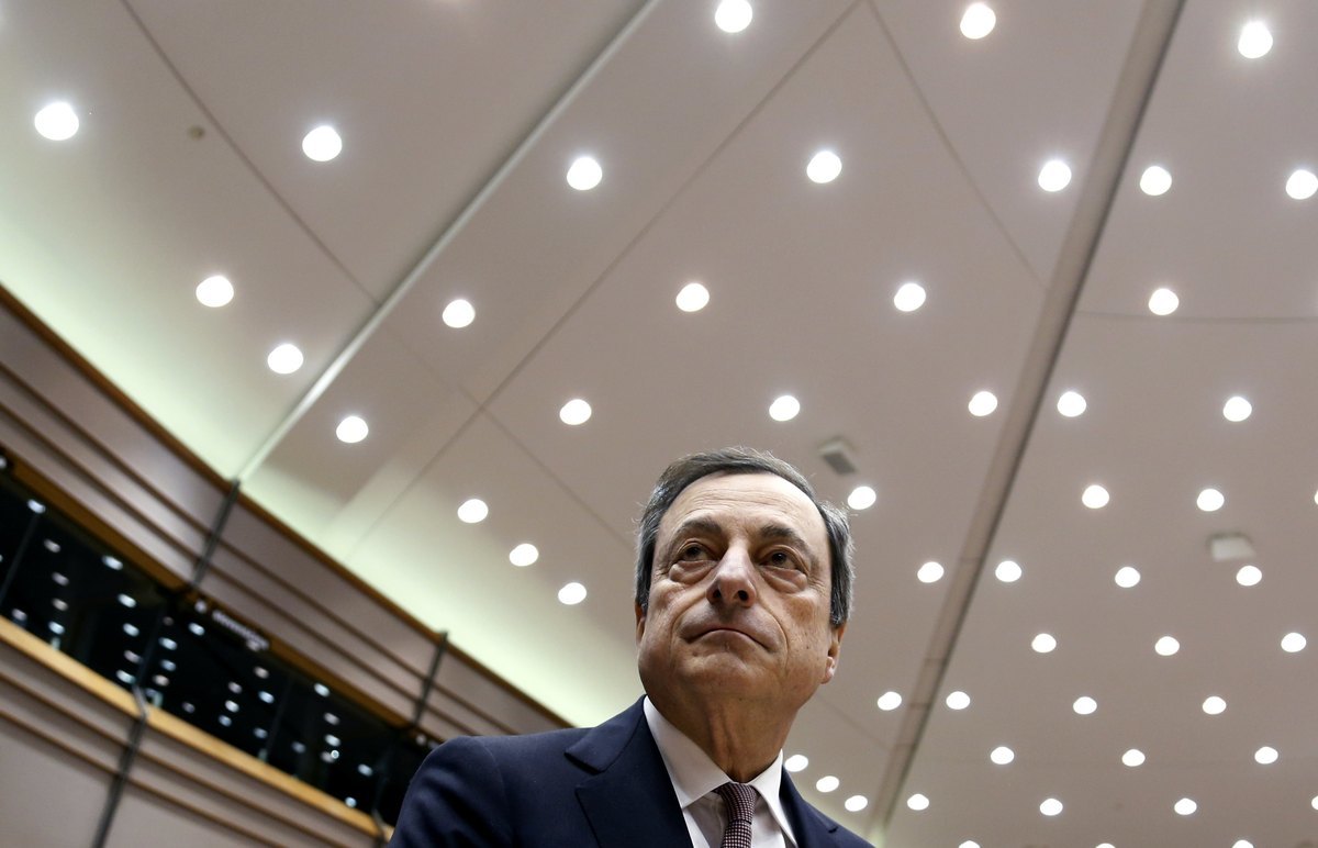 Ντράγκι: “Φρενάρει” η ανάκαμψη στην Ευρωζώνη