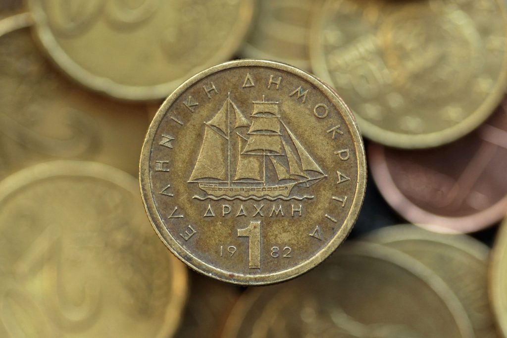 “Εκτός Ευρώ η Ελλάδα για 10 χρόνια”- Τι λέει η εισήγηση Συμβούλου της Κομισιόν
