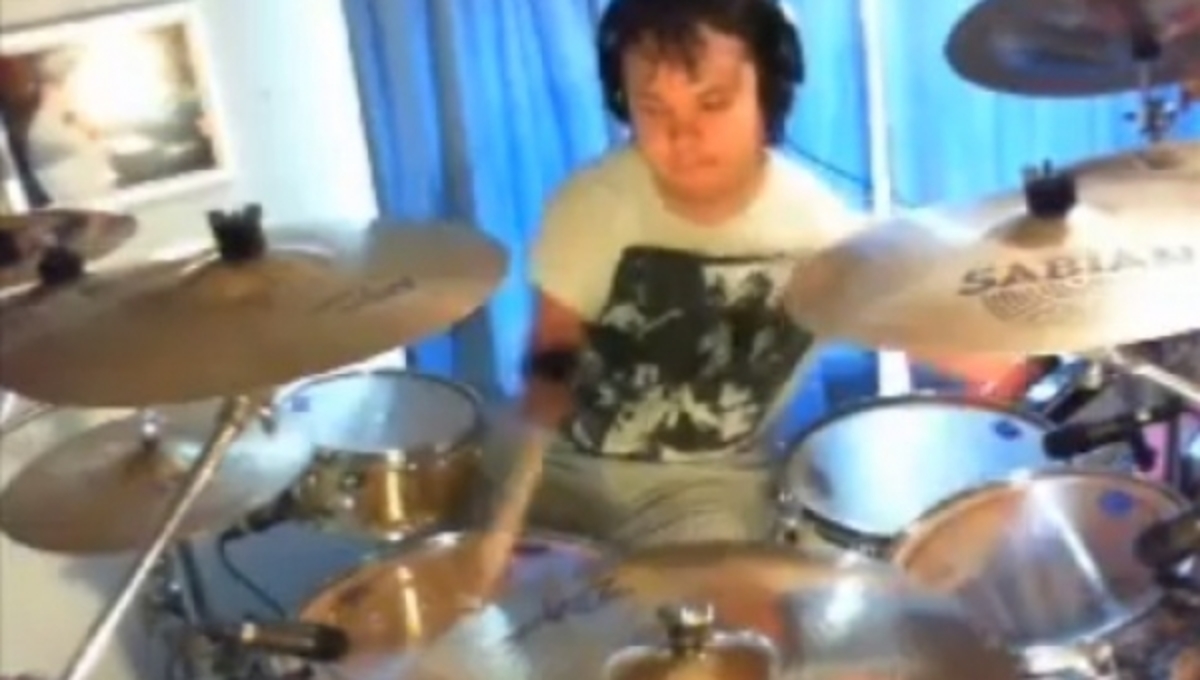 Παίζει ντραμς δίχως χέρια (ΒΙΝΤΕΟ)