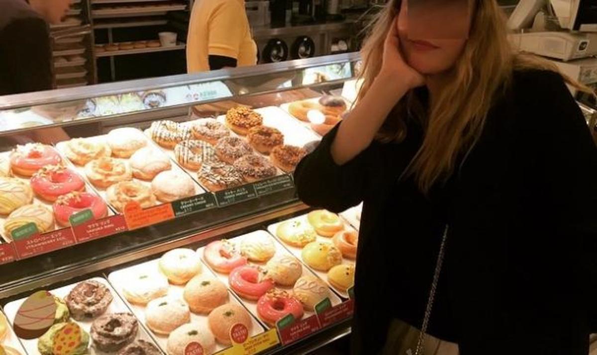 Ποια ηθοποιός τρώει donuts στο Τόκυο;