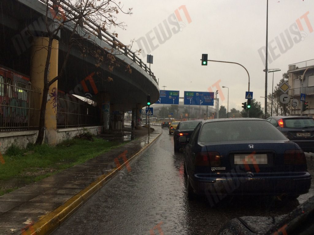 Μια βροχή δεν… σώζει τους οδηγούς! Χάος ξανά στους δρόμους (ΦΩΤΟ)
