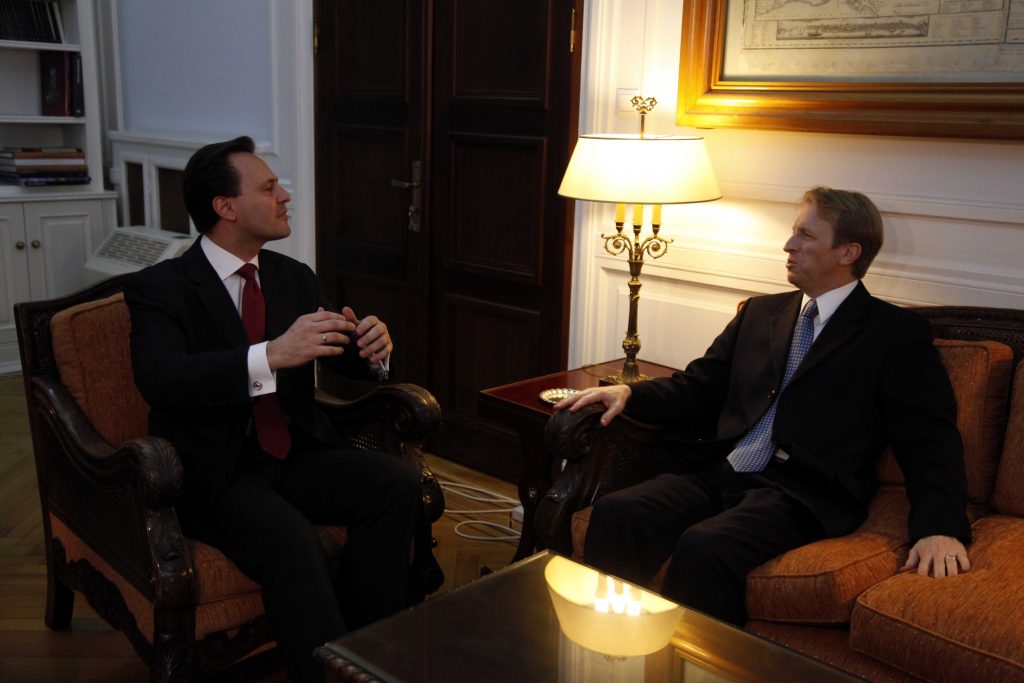 Στιγμιότυπο απο συνάντηση του αναπληρωτή Υπ. Εξ. Δ. Δρούτσα με τον πρέσβη των ΗΠΑ στην Ελλάδα τον περασμένο Απρίλιο. ΦΩΤΟ EUROKINISSI
