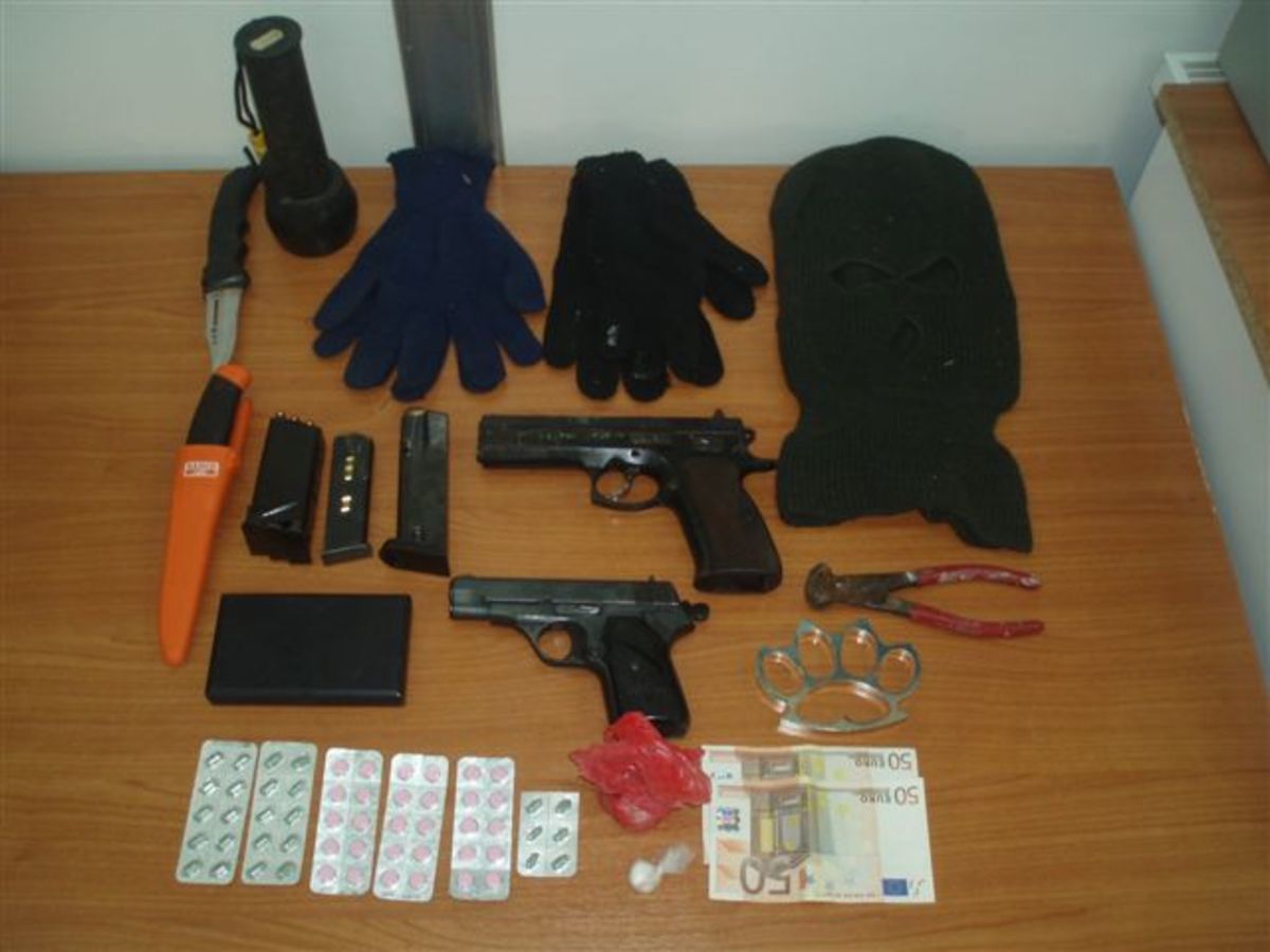 Τα αντικείμενα που βρέθηκαν στον 39χρονο. ΦΩΤΟ Ελληνική Αστυνομία