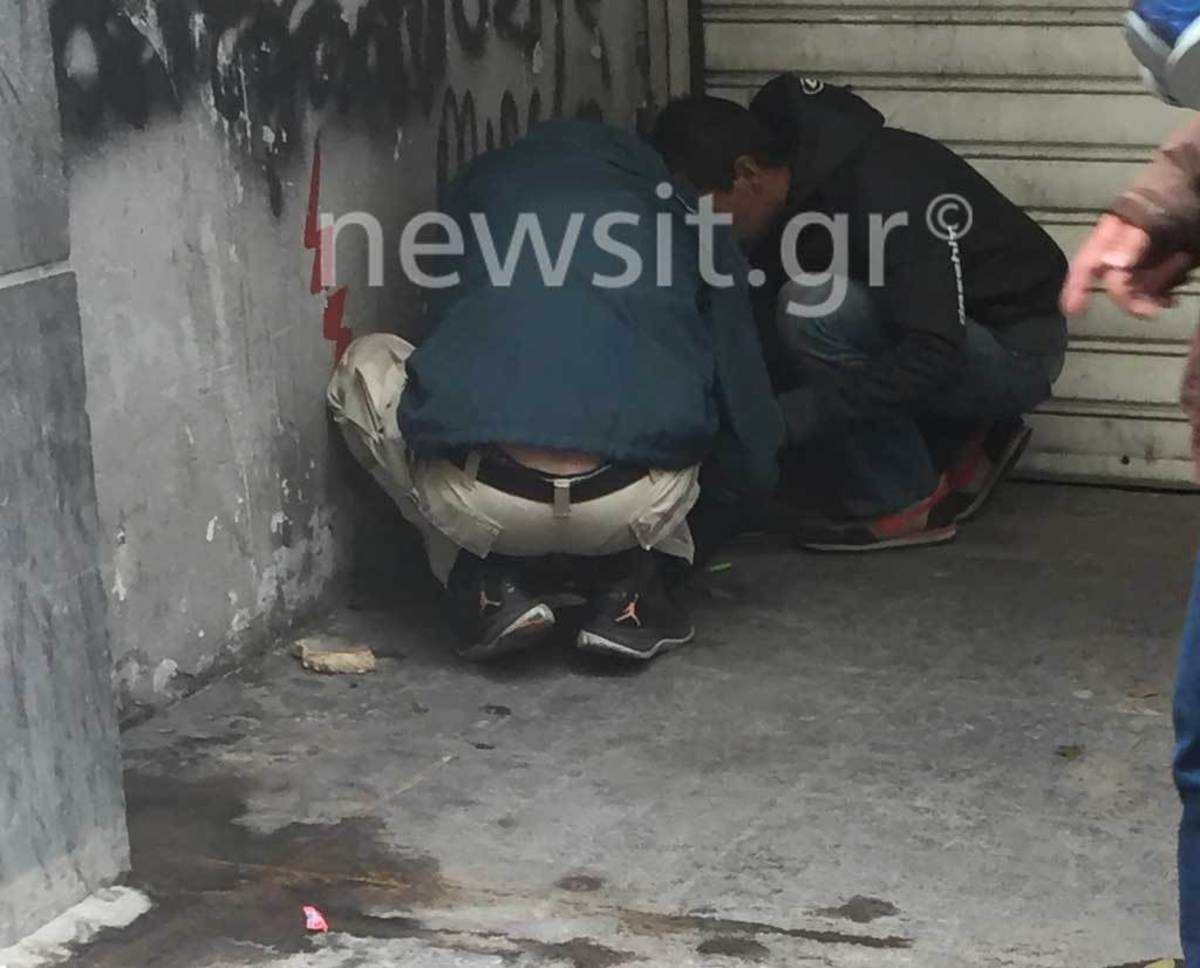 Έμποροι ναρκωτικών ετοιμάζουν ανενόχλητοι πρωί πρωί τις δόσεις στο κέντρο της Αθήνας [pics]