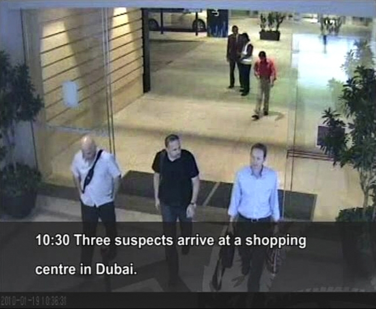 Εικόνα από το βίντεο που δείχνει τρεις ύποπτους μαζί με τον δολοφονηθέντα. ΦΩΤΟ REUTERS