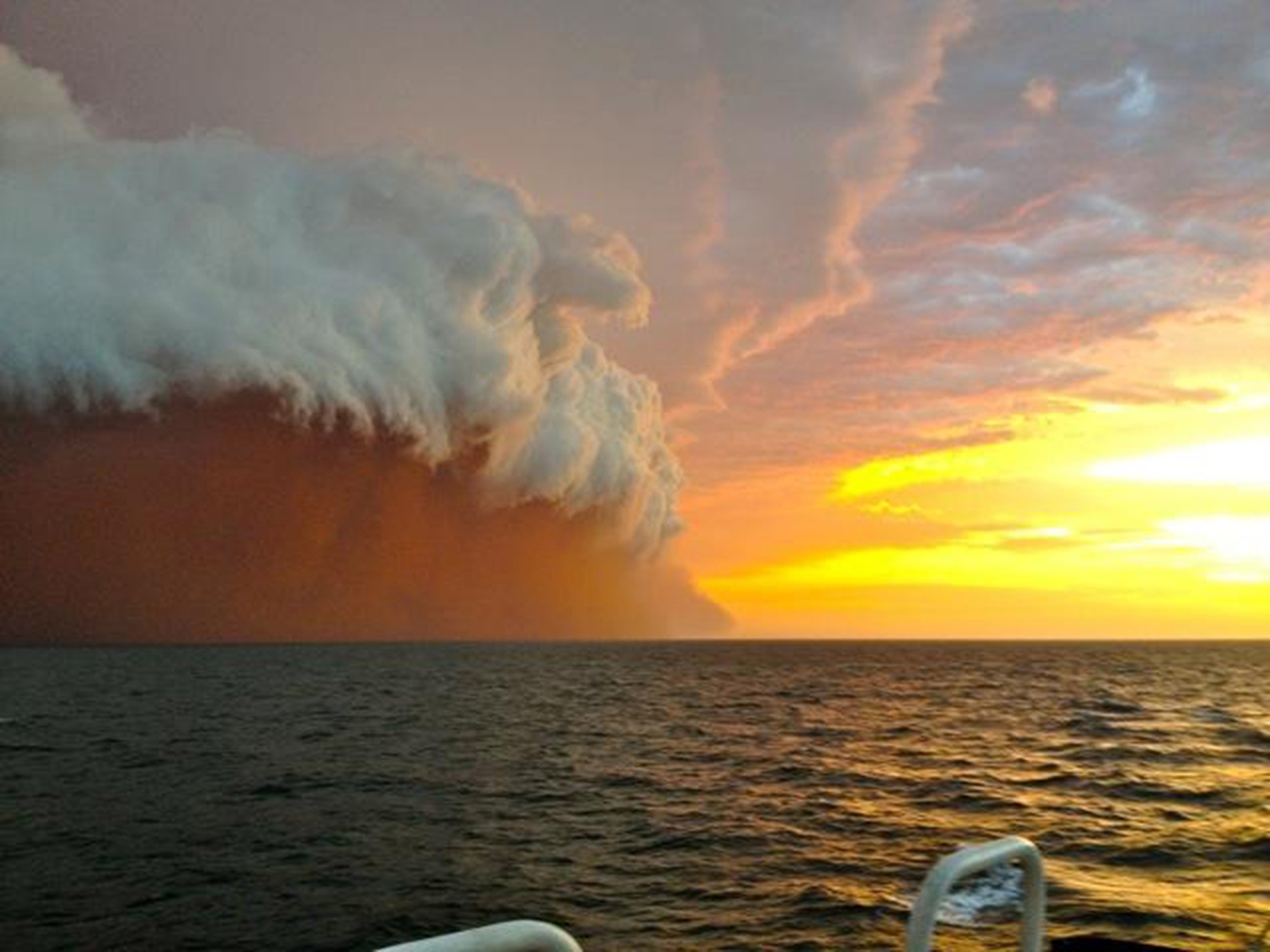 Δέος από το γιγαντιαίο σύννεφο σκόνης στην Αυστραλία – Εντυπωσιακό video και φωτογραφίες