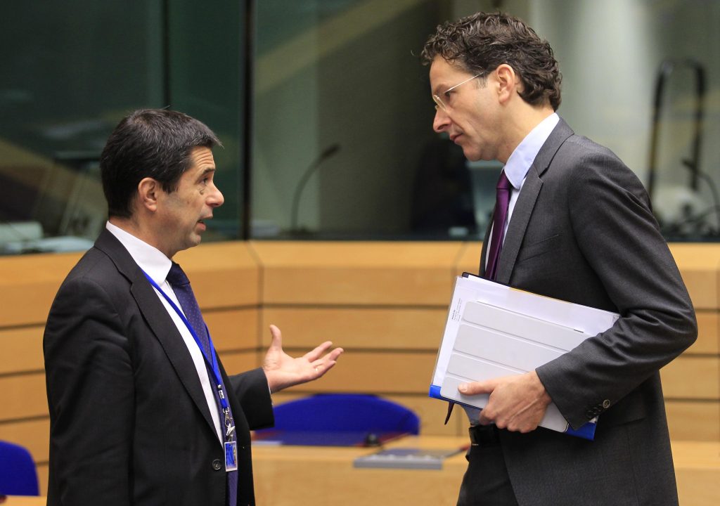 Ο Ολλανδός υπουργός Οικονομικών (δεξιά) μιλά με τον Πορτογάλο ομόλογό του - ΦΩΤΟ REUTERS