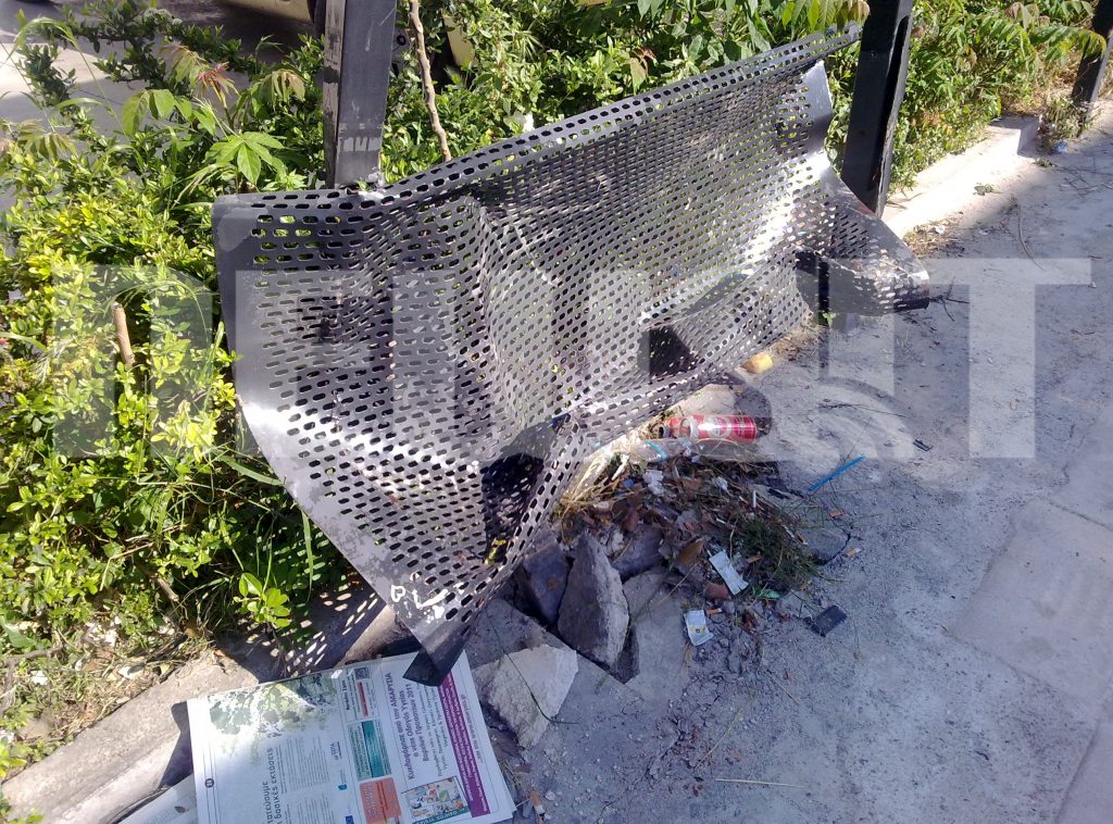 Κατεστραμμένη στάση λεωφορείου στον Περισσό