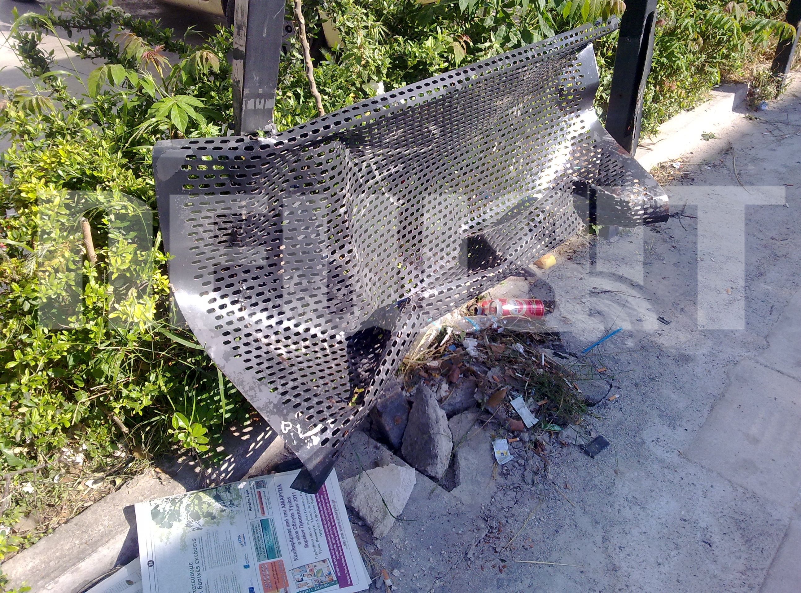 Κατεστραμμένη στάση λεωφορείου στον Περισσό