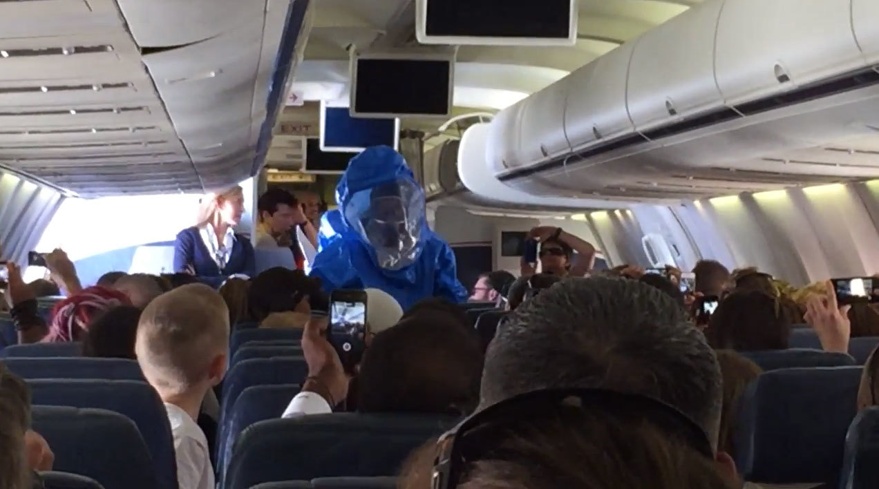 Μπήκε στο αεροπλάνο κι άρχισε να φωνάζει: Έχω Έμπολα! VIDEO