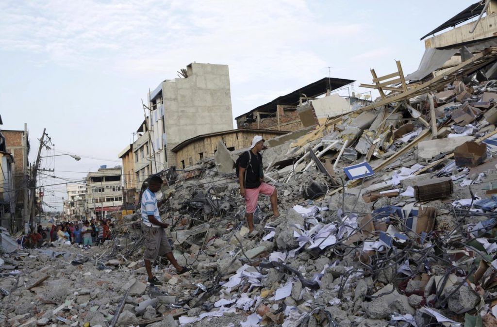 Ισημερινός – Σεισμός: 413 οι νεκροί – Το μέγεθος της καταστροφής μέσα από συγκλονιστικά video