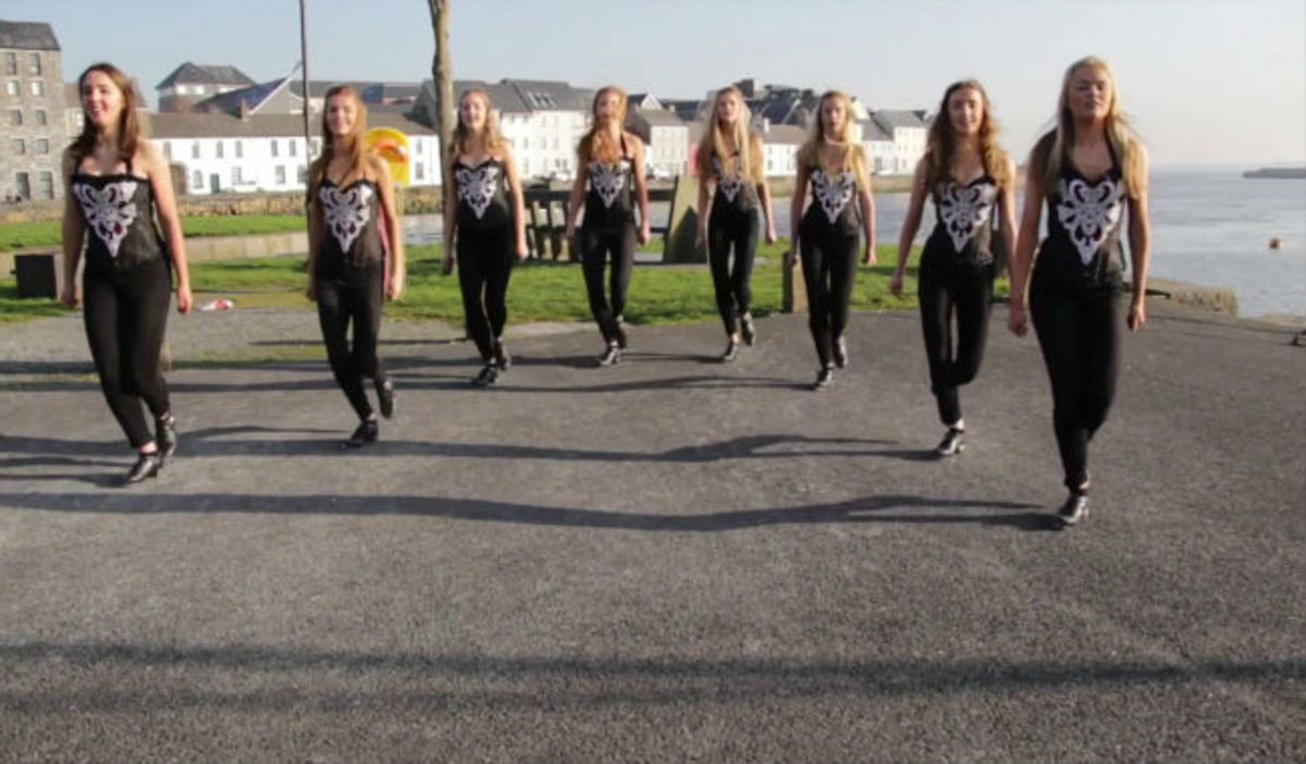 8 γοητευτικά κορίτσια παρατάχθηκαν στη σειρά – Δείτε τι συνέβη στο 0:18!