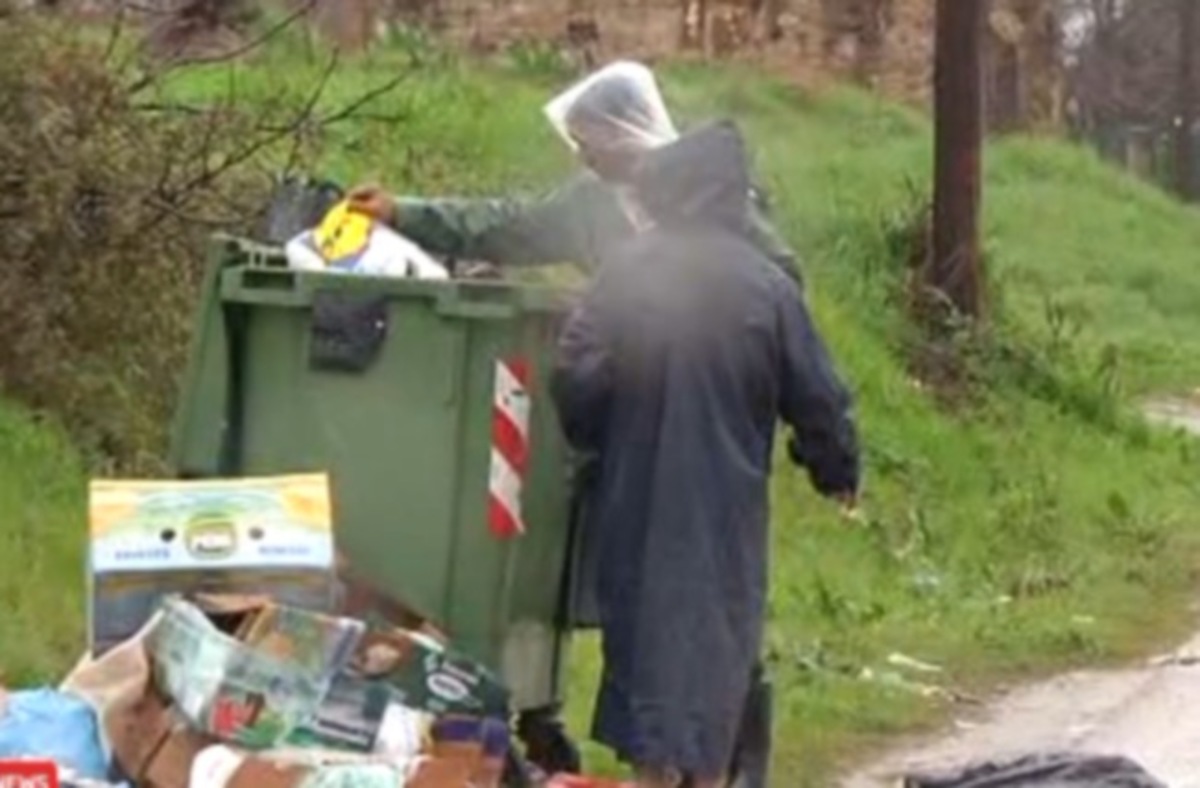 Πρόσφυγες τρώνε από σκουπίδια