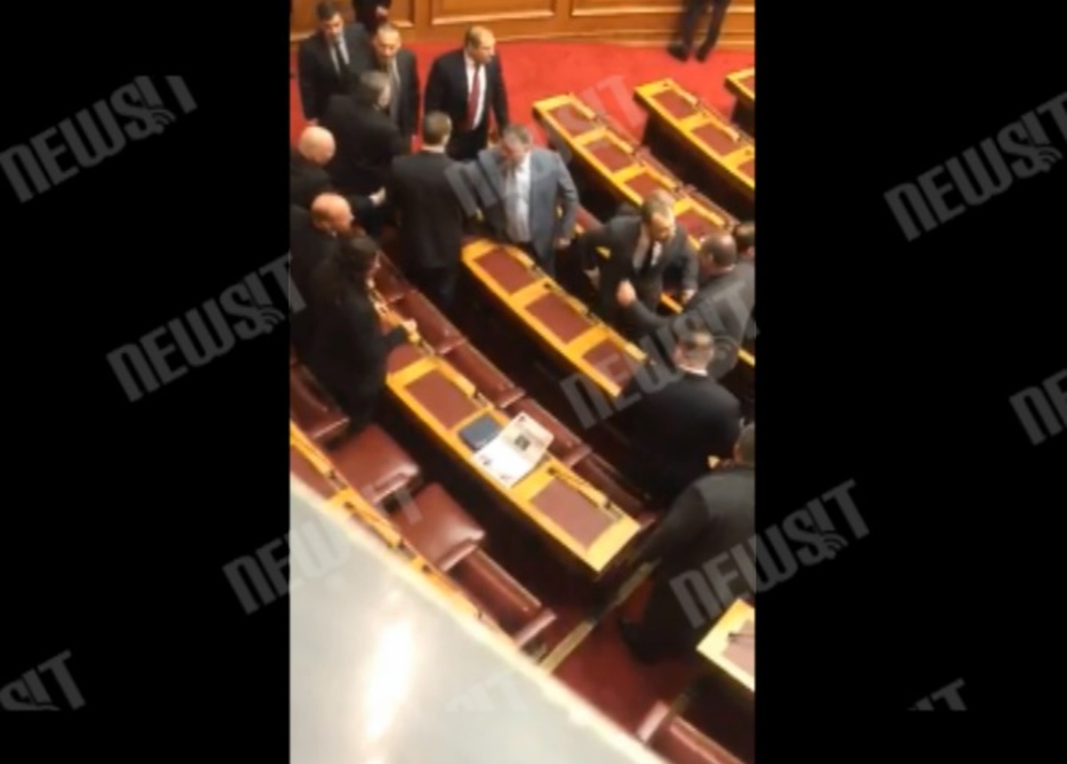 Χρυσαυγίτες στα έδρανα