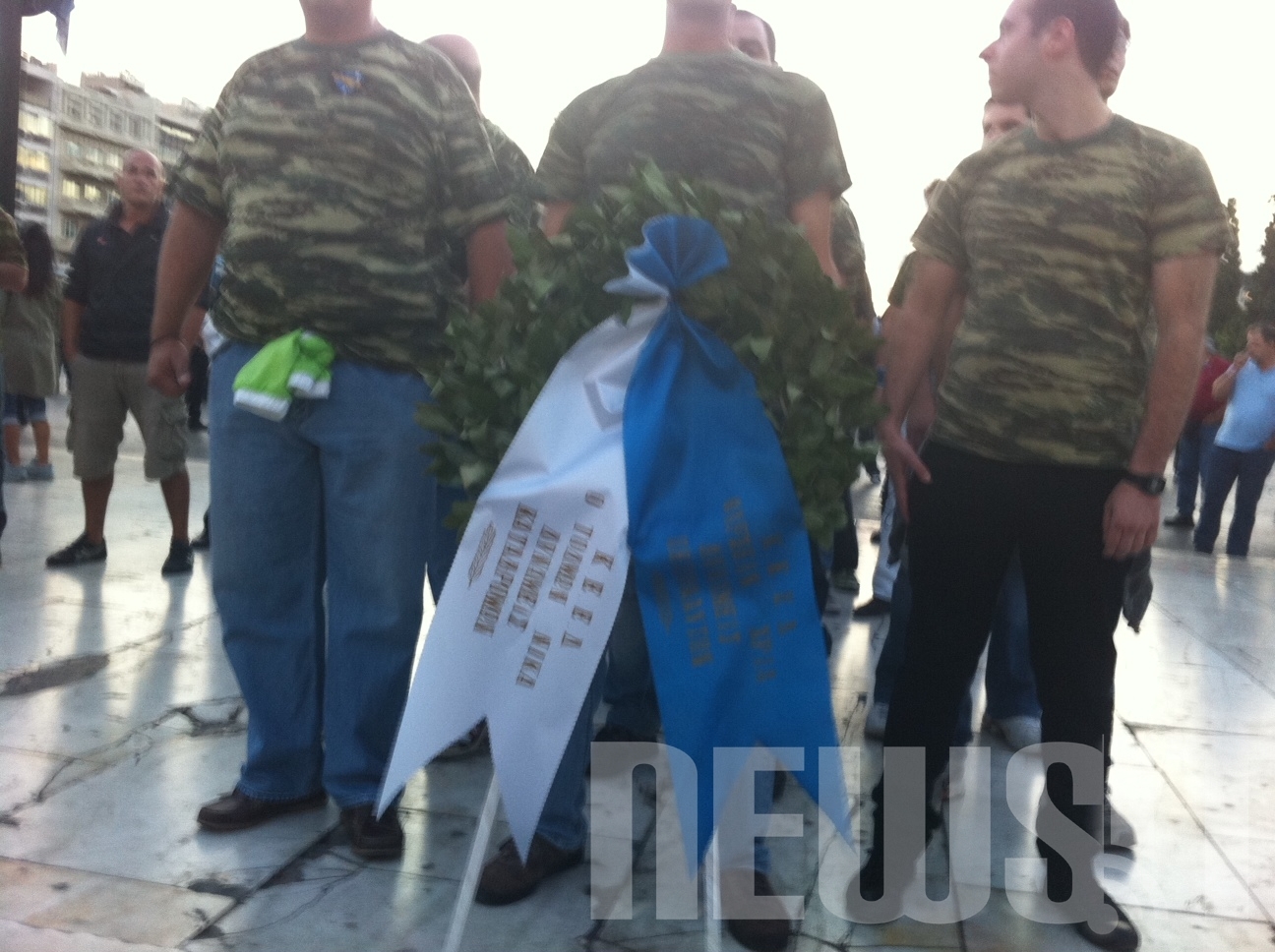 Ντου απο τους έφεδρους για κατάθεση στεφάνου