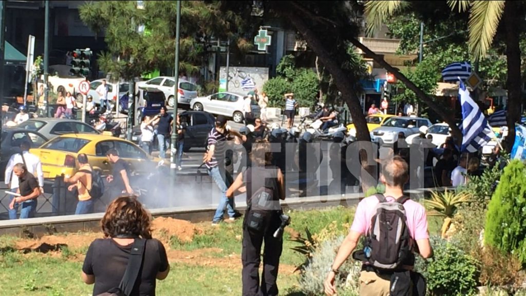 Ένταση κατά την άφιξη Μιχαλολιάκου, Παππά και Λαγού στο Εφετείο – Μπουνιές, κλωτσιές και χημικά ανάμεσα σε ΜΑΤ και χρυσαυγίτες